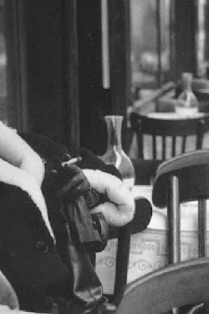Simone de Beauvoir sitzt in einem Straßencafé in Paris.