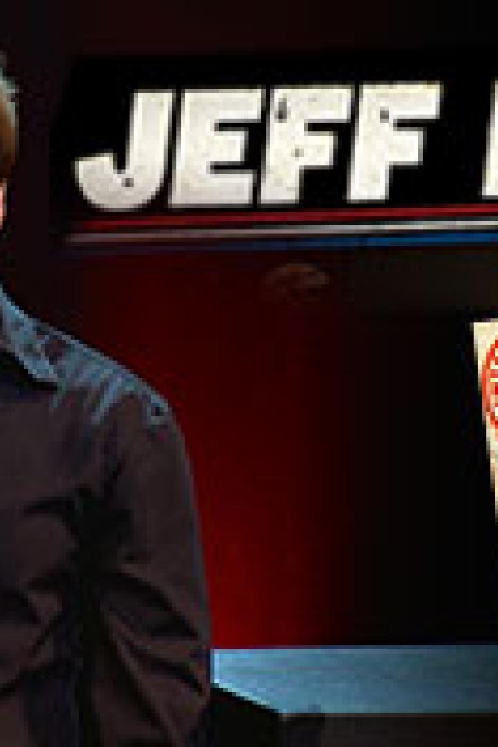 Jeff Dunham mit einer seiner Puppen auf der Bühne vor dem Hintergrund „All Over The Map“.
