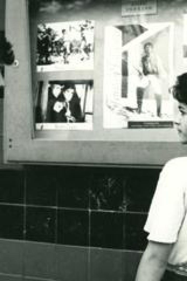 Ein junger Mann und eine junge Frau betrachten gemeinsam eine Fotogalerie.