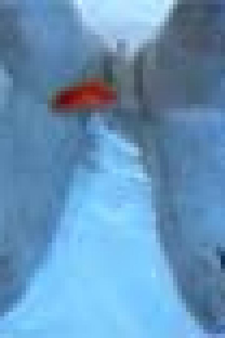 Die Füße einer Person ragen ins blaue Wasser.