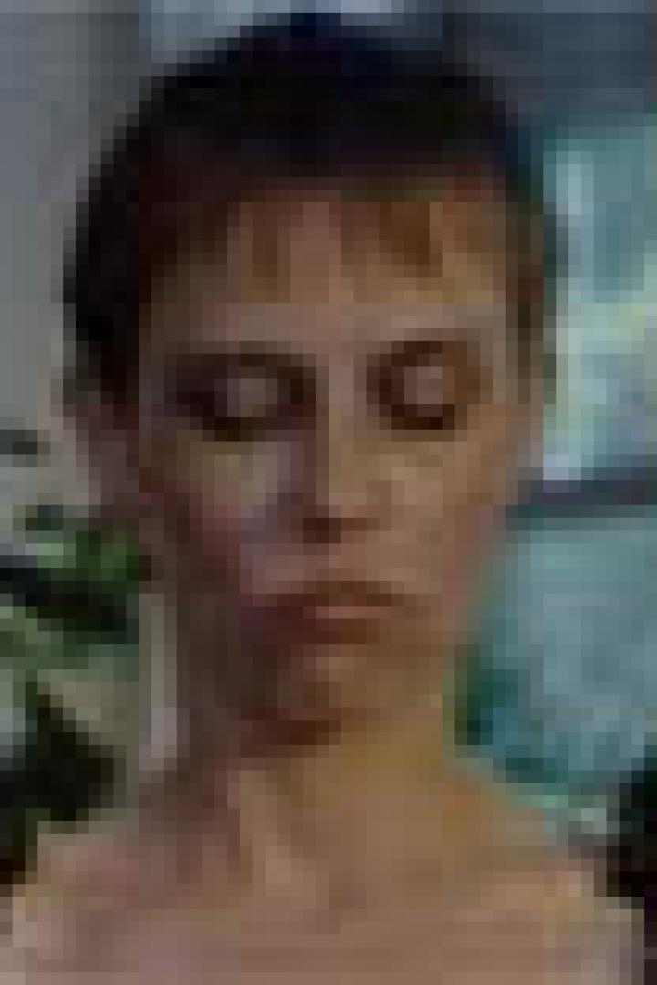 Eine Frau mit kurzen Haaren und geschlossenen Augen sitzt aufrecht.