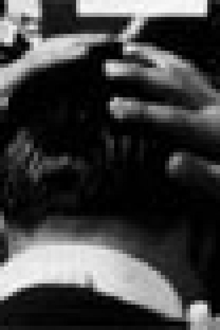 Eine Person bekommt eine Kopfmassage.