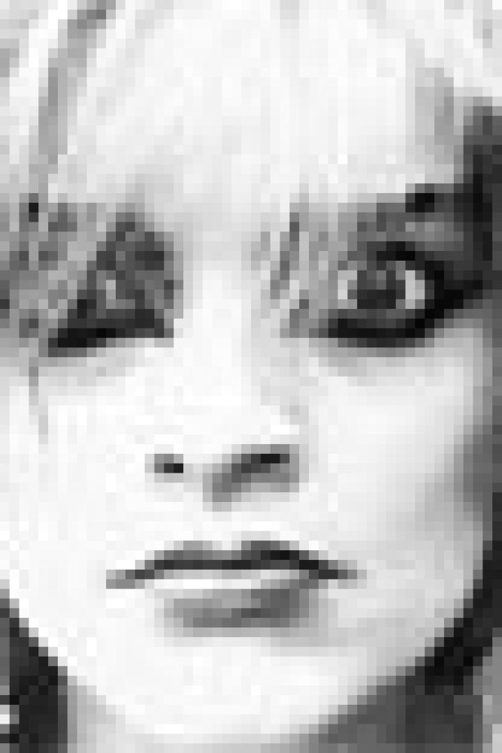 Schwarzweißporträt einer Frau mit toupierten, blonden Haaren und starkem Augen-Make-up.