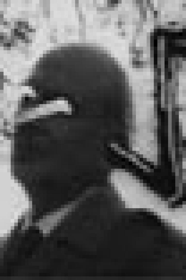 Ein Soldat mit Helm und Brille steht im Freien.