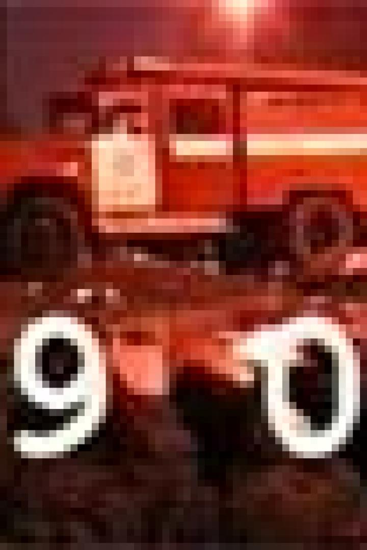 Ein rotes Feuerwehrauto steht vor einem dunklen Hintergrund, mit der Zahl 19:00 im Vordergrund.
