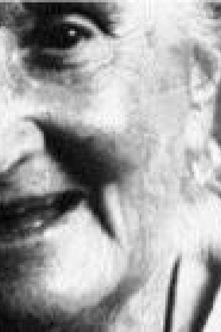 Schwarzweiß-Porträt einer älteren Frau, deren Gesicht zur Hälfte im Schatten liegt.
