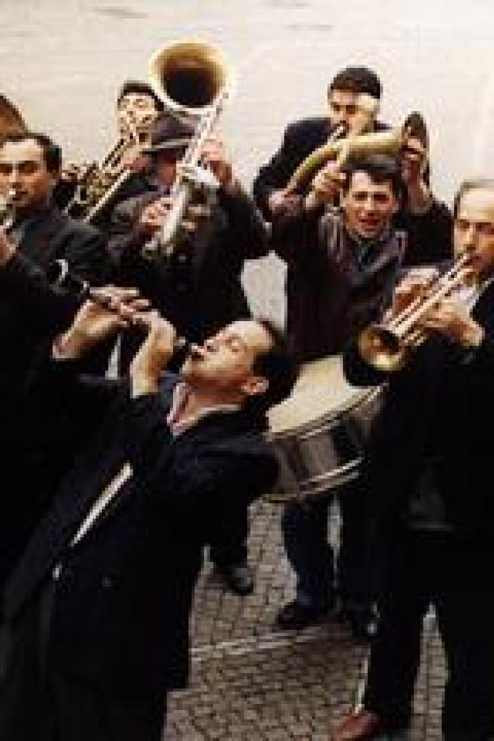 Eine Gruppe von Musikern spielt Blasinstrumente auf einem Platz.