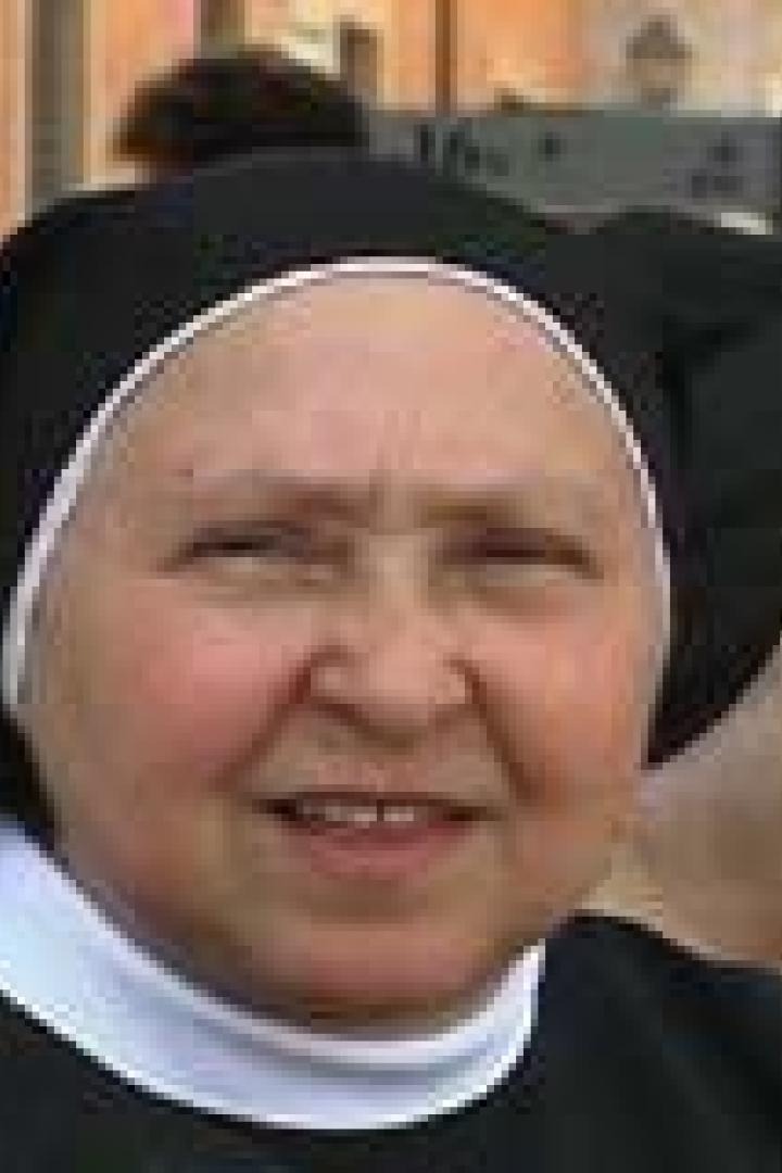 Zwei Nonnen in traditioneller Kleidung stehen nebeneinander.