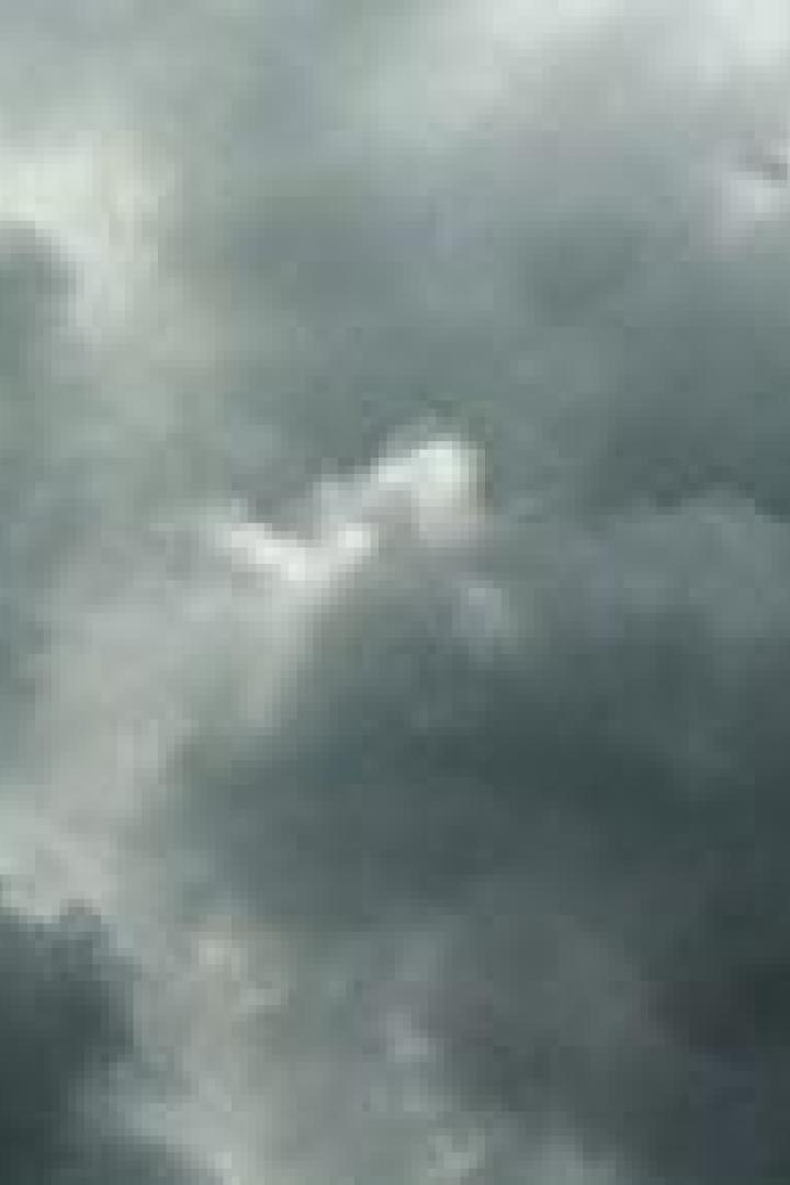Dramatische, dunkle Wolken bedecken den Himmel.