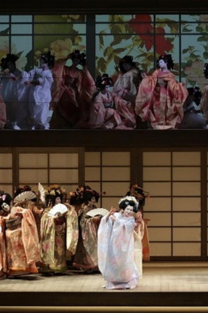 Eine Bühnenszene mit Darstellern in traditionellen japanischen Kostümen.