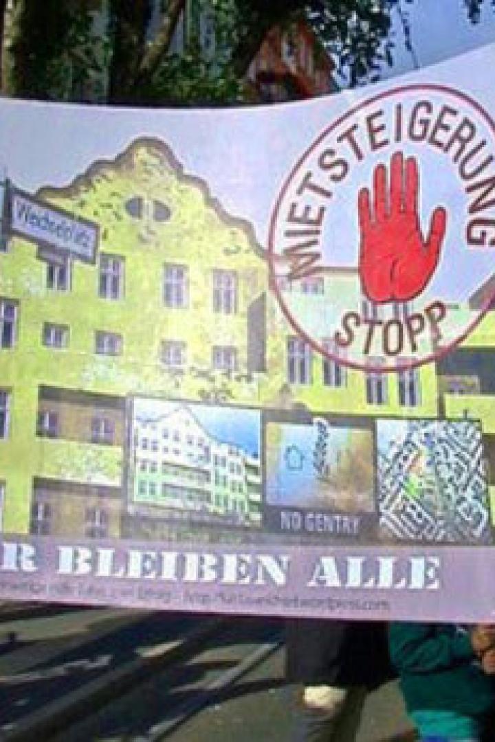 Demonstranten halten ein Banner mit der Aufschrift „Mietsteigerung Stopp“ und „Wir bleiben alle“.
