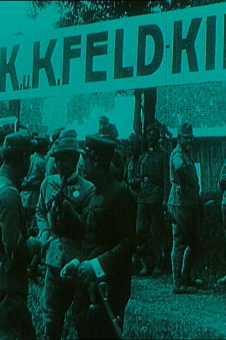 Soldaten stehen vor einem „K.K. Feldkino“-Schild.