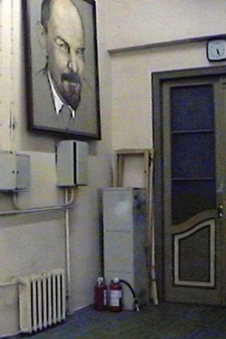 In einem Flur hängt ein Porträt von Lenin über einem Heizkörper.