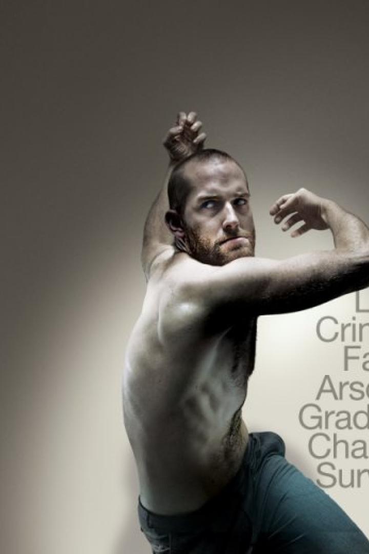 Ein muskulöser Mann posiert für das Theaterstück „John“ von DV8 Physical Theatre.