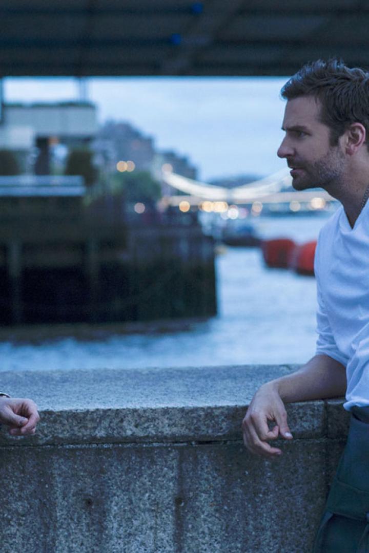 Daniel Brühl und Bradley Cooper stehen vor der Tower Bridge in London.