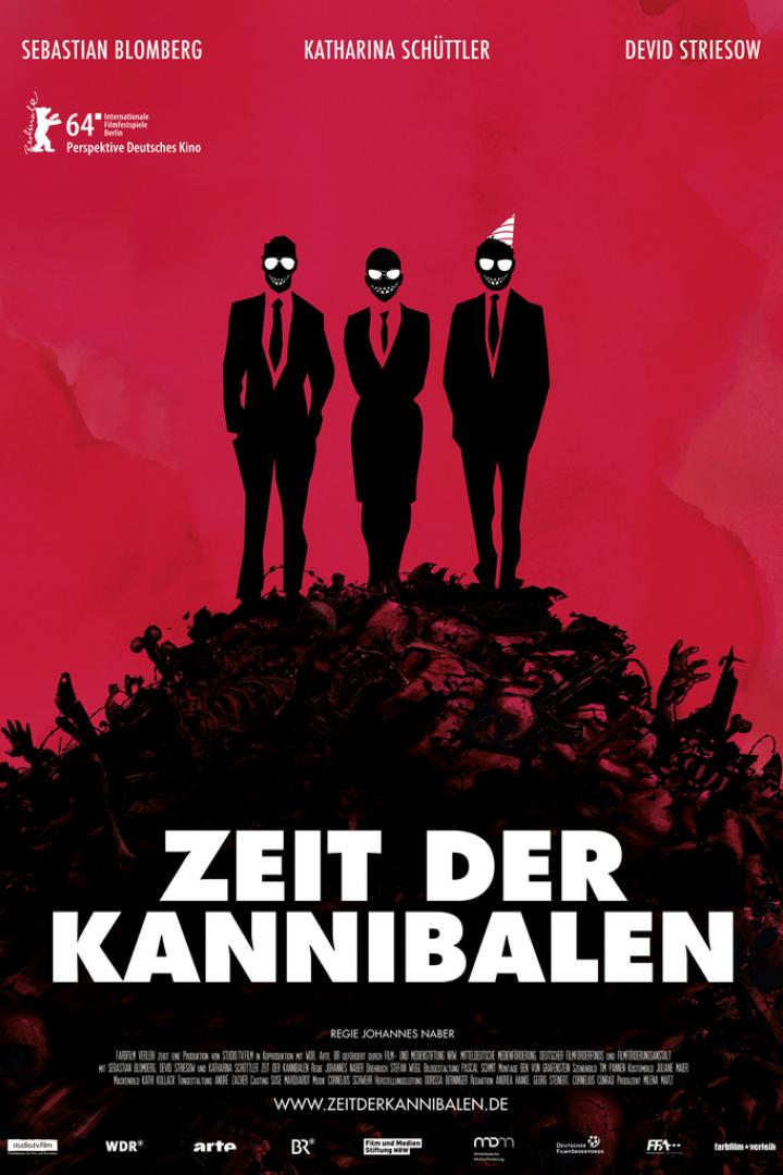 Das Filmplakat zu „Zeit der Kannibalen“ zeigt drei dunkle Silhouetten von Anzugträgern auf einem Leichenberg.
