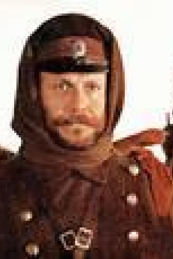 Eine Gruppe von Soldaten in Winteruniformen und Fellmützen.