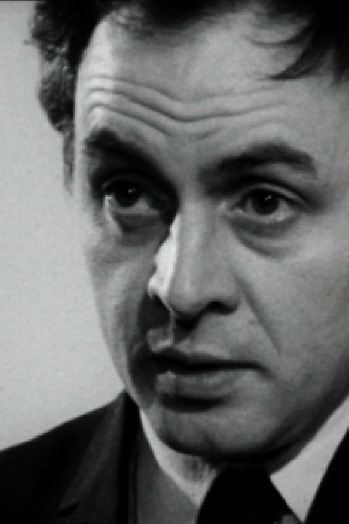 Schwarzweißaufnahme eines Mannes in Anzug und Krawatte.