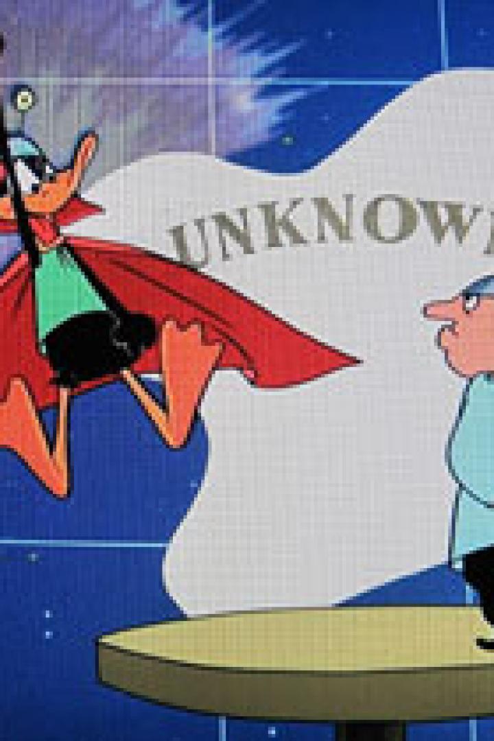 Daffy Duck als Weltraumheld hängt von der Decke, während ein Wissenschaftler zusieht.