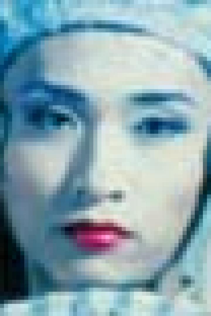 Nahaufnahme einer Person mit traditionellem chinesischen Opern-Make-up und Kopfschmuck.