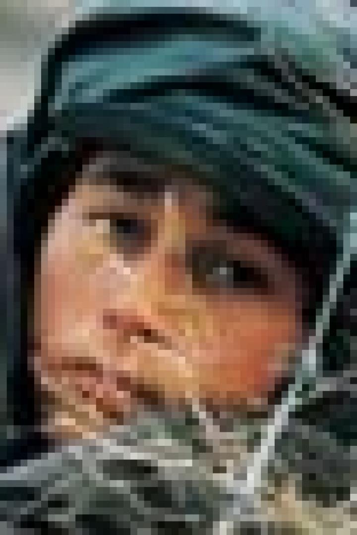 Ein Mann mit dunklem Haar und einem Turban blickt aufmerksam in die Ferne.