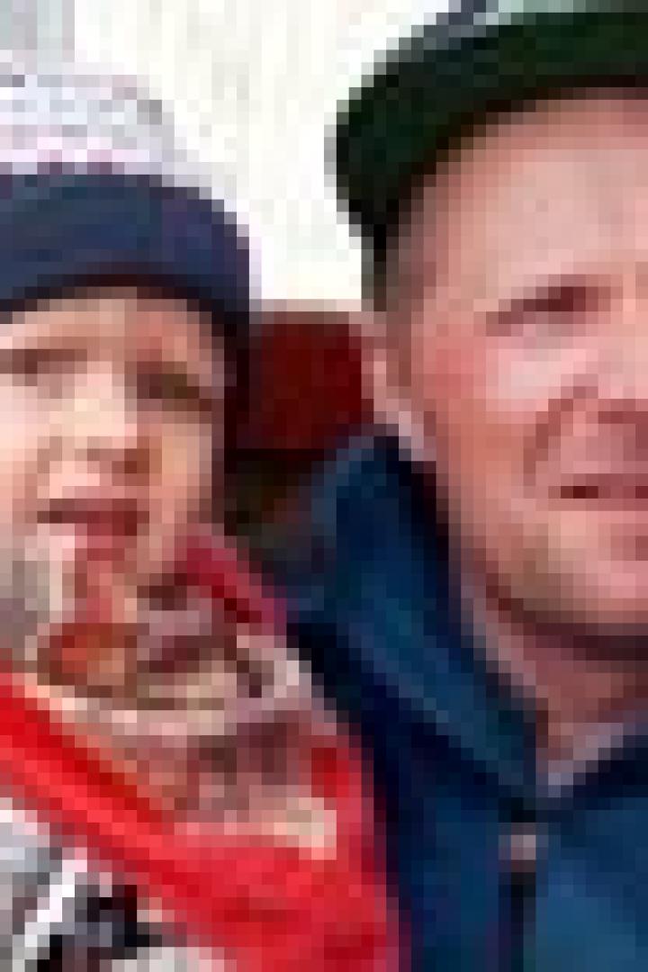 Ein Mann und ein Kind posieren für ein Foto.