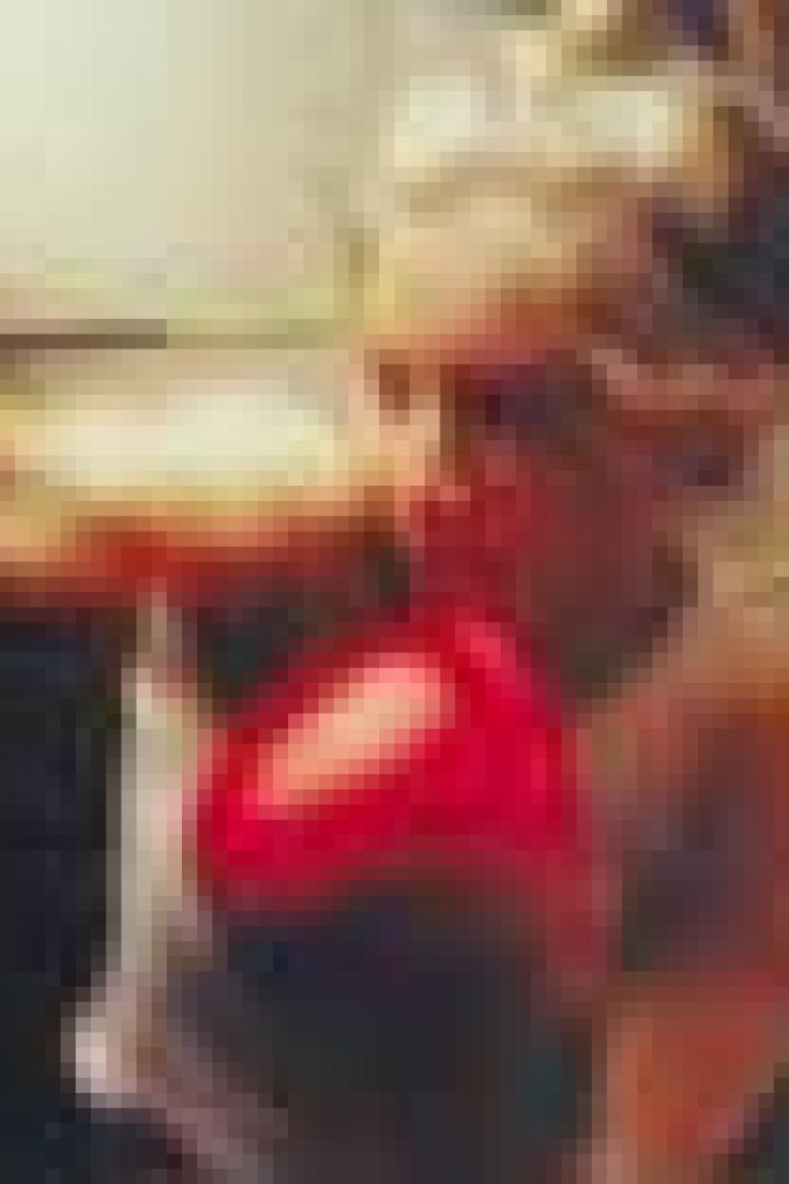 Eine Frau boxt mit roten Boxhandschuhen.