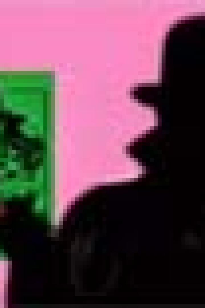 Die Silhouette eines Mannes mit Hut und Mantel vor einem pinkfarbenen Hintergrund.