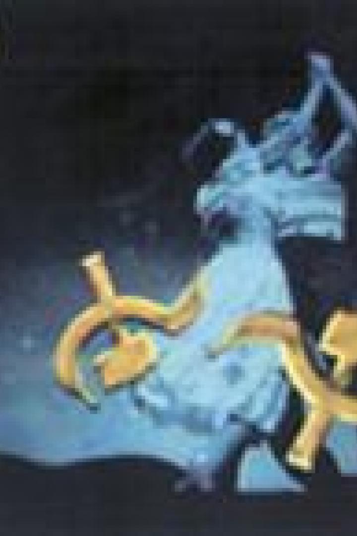 Eine Tänzerin in einem hellen Kleid vor einem dunklen Hintergrund mit goldenen Hammer- und Sichelsymbolen.