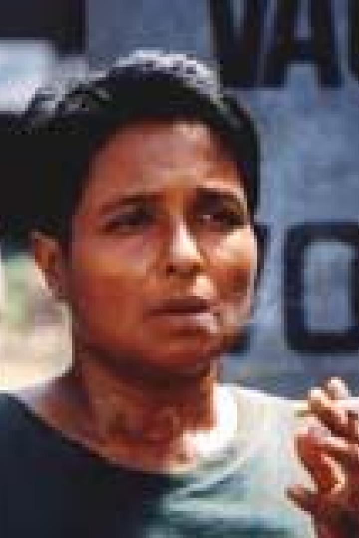 Eine Frau mit kurzen Haaren raucht eine Zigarette.