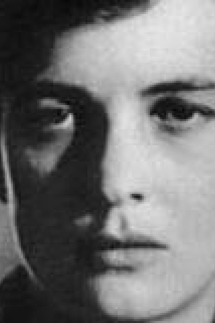 Ein Schwarzweißporträt des jungen Pier Paolo Pasolini.