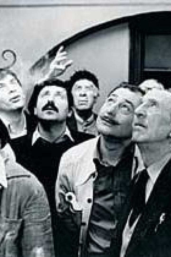 Eine Gruppe von Menschen blickt erwartungsvoll nach oben.