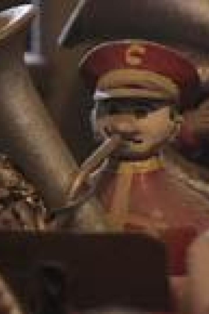 Eine Spielzeugband mit Musikern in roten Uniformen spielt auf ihren Instrumenten.