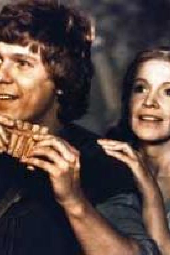 Zwei Schauspieler in Kostümen, der Mann spielt Panflöte.