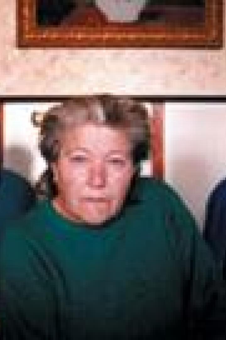 Drei ältere Frauen sitzen nebeneinander vor einer Wand mit einem Bild.