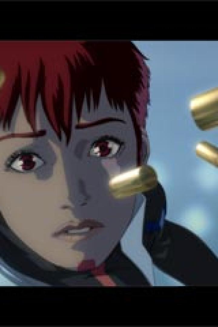 Eine Frau mit roten Haaren blickt erschrocken auf fliegende Patronenhülsen.