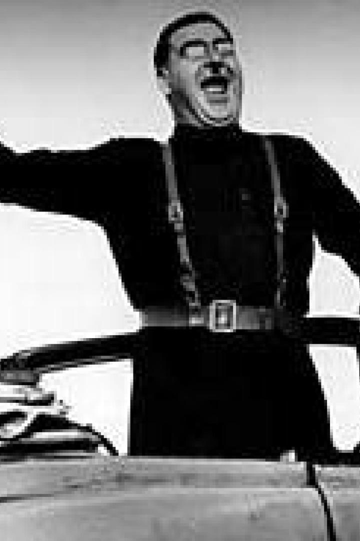 Charlie Chaplin als Adenoid Hynkel in „Der große Diktator“ gestikuliert in einem Auto.
