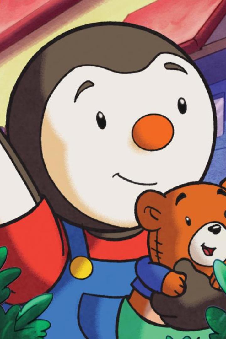 Der kleine Zeichentrick-Pinguin Caillou winkt mit seinem Teddybären im Arm.