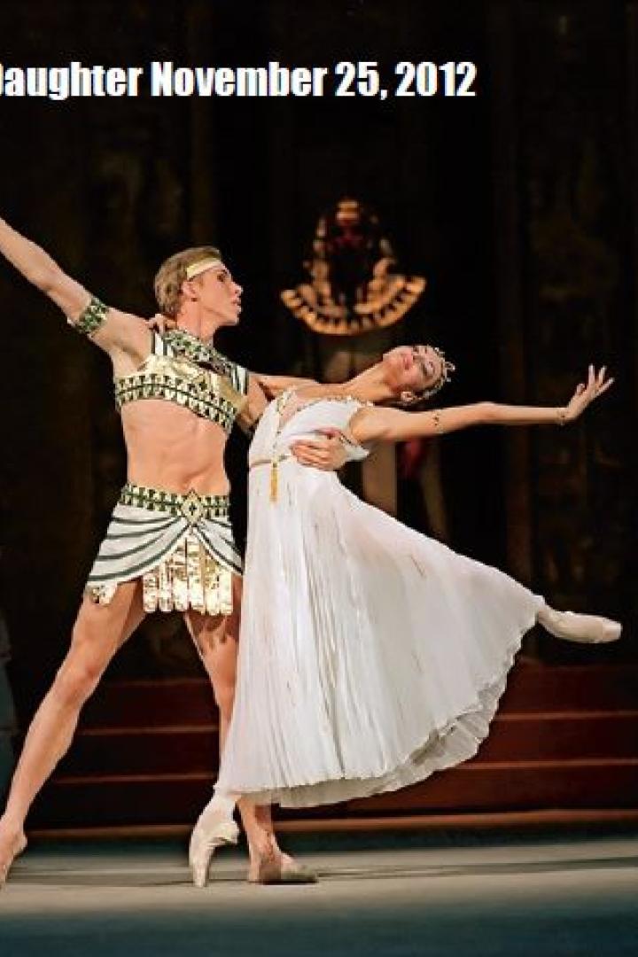 Zwei Balletttänzer in Kostümen führen eine Szene aus „Die Tochter des Pharao“ auf.