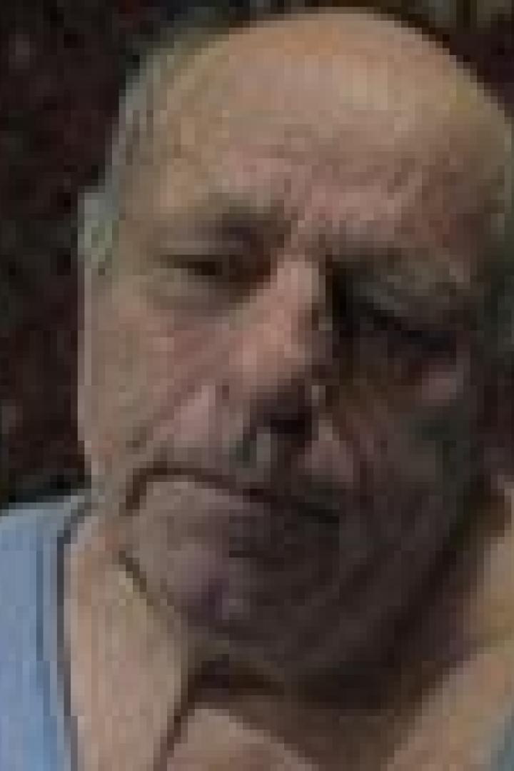 Ein älterer Mann mit einer Verletzung am Auge blickt in die Kamera.