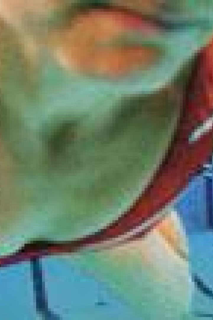 Eine Frau schwimmt in einem Schwimmbad unter Wasser.