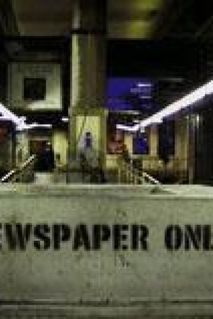 Ein Zeitungsstand in einer U-Bahn-Station mit der Aufschrift „Newspaper Only“.