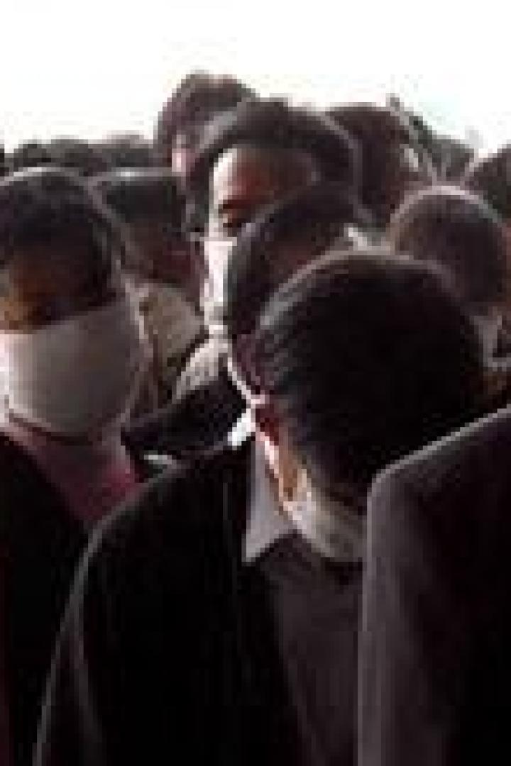Eine Menschenmenge trägt Gesichtsmasken.