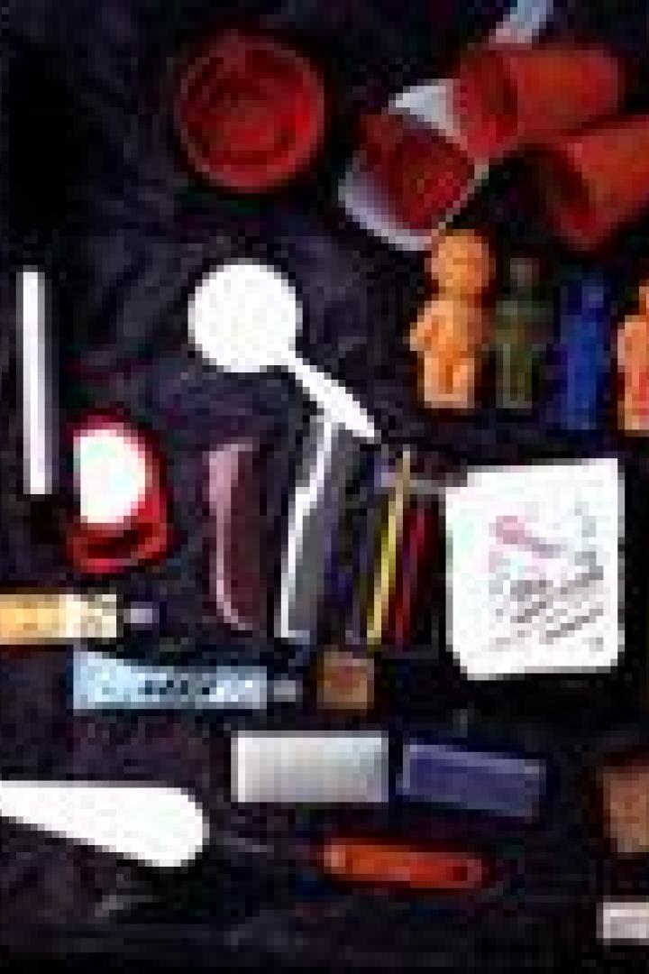 Verschiedene Alltagsgegenstände sind auf einer dunklen Oberfläche angeordnet.