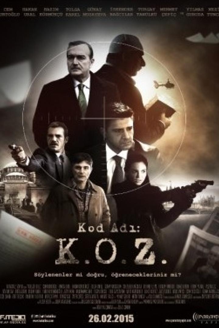 Das Filmplakat für „Kod Adı: K.O.Z.“ zeigt mehrere Schauspieler und einen Hubschrauber im Fadenkreuz.