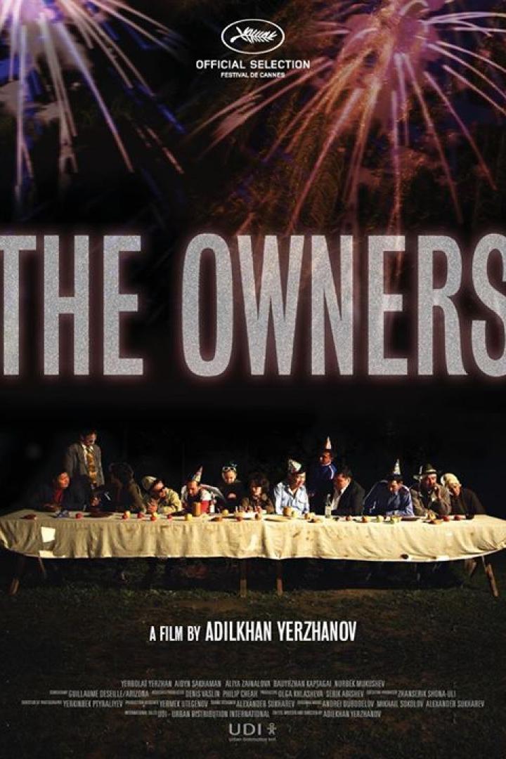 Das Filmplakat für „The Owners“ zeigt eine lange Tafel mit Personen und Feuerwerk im Hintergrund.