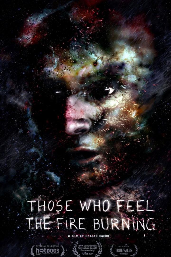 Das Filmplakat für „Those Who Feel the Fire Burning“ zeigt ein abstraktes Gesicht vor einem Sternenhimmel.