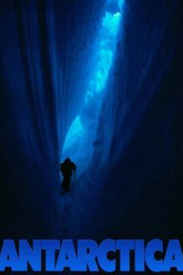 Eine Person geht durch eine eisige Schlucht in der Antarktis.