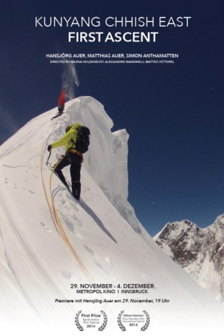 Ein Filmposter für „Kunyang Chhish East: First Ascent“ mit Bergsteigern in einer verschneiten Berglandschaft.