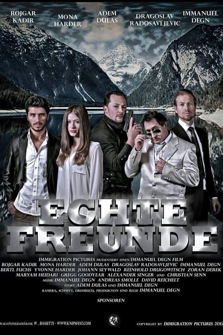 Das Filmplakat für „Echte Freunde“ zeigt fünf Darsteller vor einer Bergkulisse.